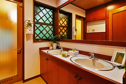 洗面室（塗装、クロス貼替え、クッションフロア張替え、水栓金具交換）