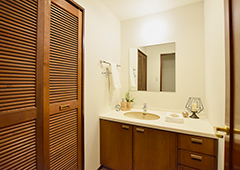 洗面室（クロス貼替え、クッションフロア重ね貼り、鏡交換、タオル掛け交換）