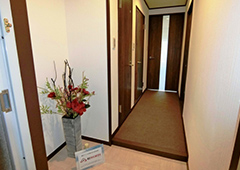 玄関・廊下（クロス貼替え、塗装、フロアタイル重ね張り、人感センサー設置、シリンダー交換、ジュータン張替え、ドア交換）