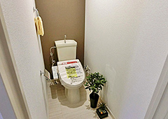 トイレ（クロス貼替え（一部アクセントクロス）、クッションフロア重ね貼り、温水洗浄便座交換、ペーパーホルダー交換、タオルリング交換）