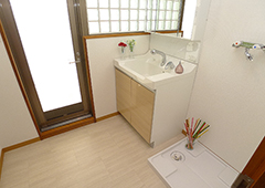 洗面室（クロス貼替え、クッションフロア貼替え、洗面台交換、洗濯水栓交換、洗濯機パン交換）