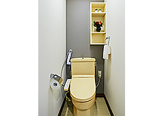トイレ（クロス貼替え、換気扇交換、クッションフロア重ね張り、便座交換（シャワー付きトイレ））