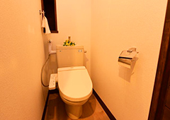 トイレ（クロス貼替え、フロアタイル重ね張り、シャワー付トイレ交換）
